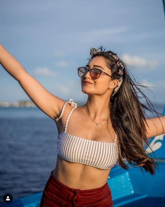 This Sanskari-looking actress gave such a pose that flew the senses of her fans!