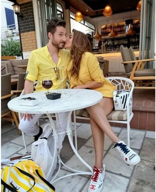 Shama Sikander was seen Kissing her boyfriend publicly!