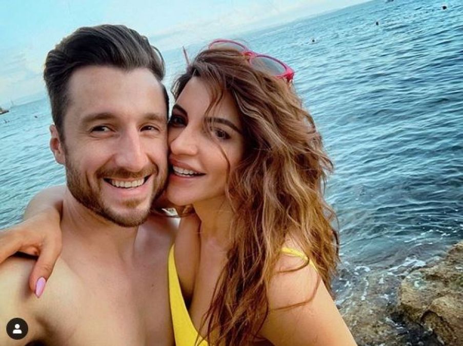 Shama Sikander was seen Kissing her boyfriend publicly!
