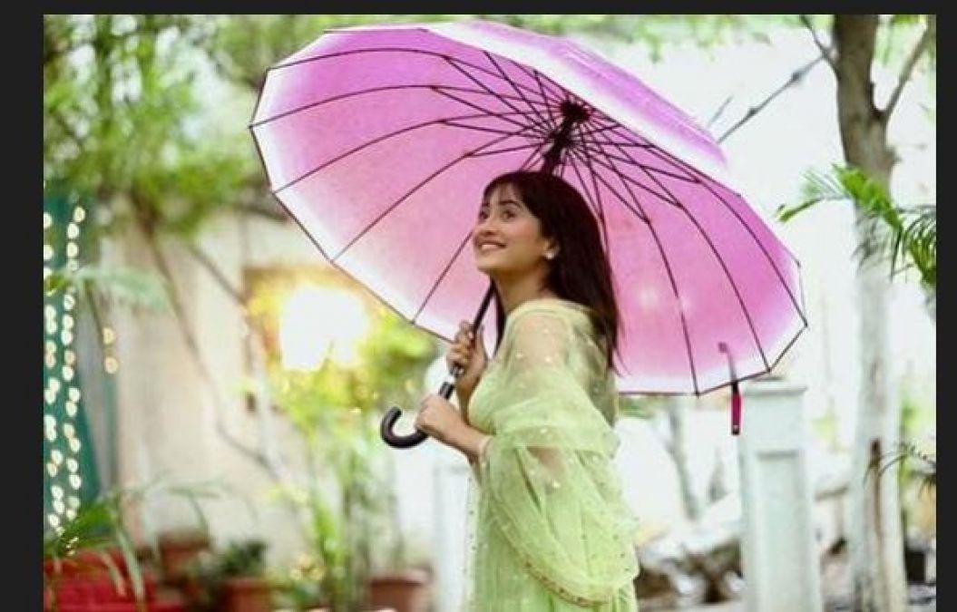 Naira of Yeh Rishta.. is Seen having fun in the rain on the set!