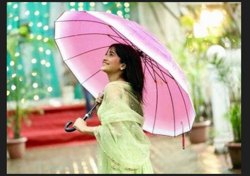 Naira of Yeh Rishta.. is Seen having fun in the rain on the set!