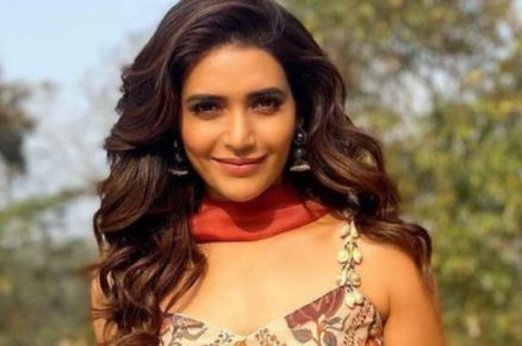 Karishma Tanna breaks silence on Insider vs Outsider debate