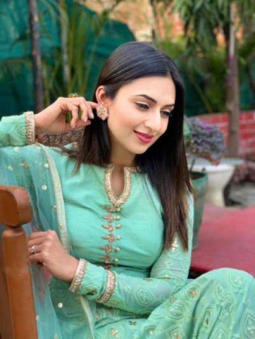 Twitter user asked Divyanka Tripathi why she did not wear scarf in crime patrol, got a befitting reply