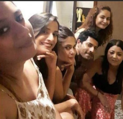 Jennifer Winget celebrates her birthday with friends and co-stars