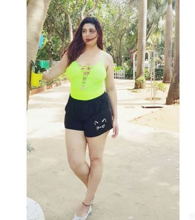 Amidst reports of divorce, this plus-size TV diva sizzles in Bikini pictures