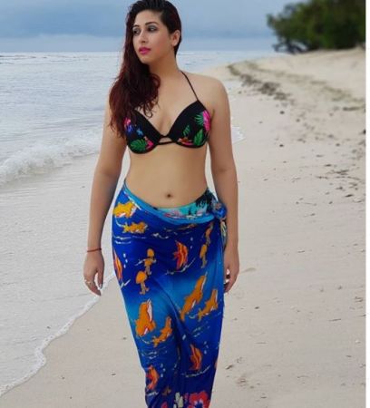 Amidst reports of divorce, this plus-size TV diva sizzles in Bikini pictures