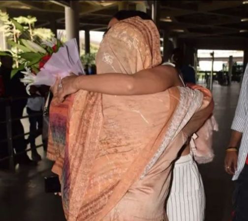मुंबई लौट आईं हिना खान, एयरपोर्ट पर मिला बड़ा सरप्राइज