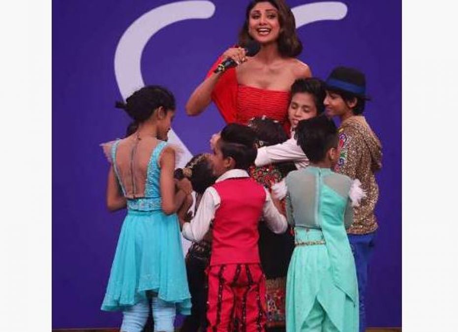 Shilpa Shetty's pre-birthday celebration on the sets of Super Dancer