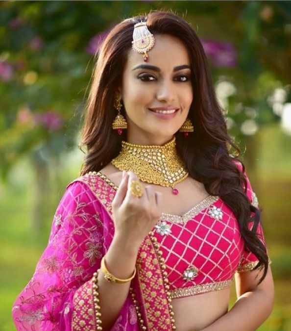 Surbhi Jyoti gives Eid greetings to fans in a Muslim way