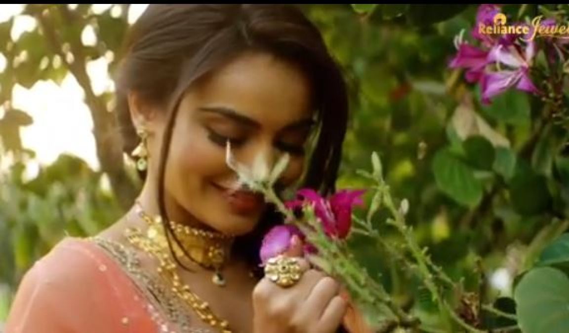 Surbhi Jyoti gives Eid greetings to fans in a Muslim way