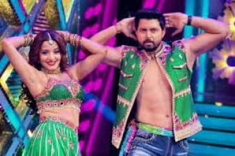 Monalisa dances fiercely with husband, dance moves win fans' hearts