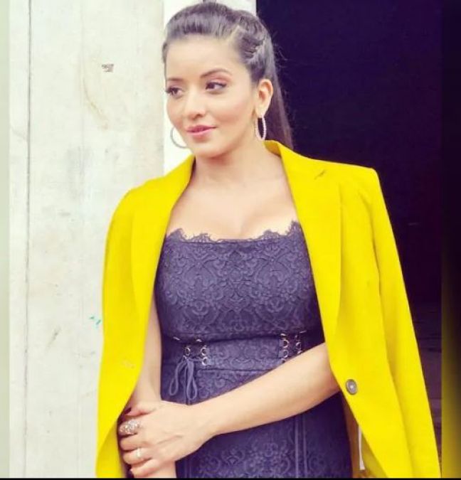 Monalisa seen in a yellow suit, see pictures