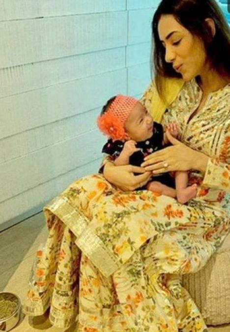 Smriti Khanna shared adorable picture with her daughter