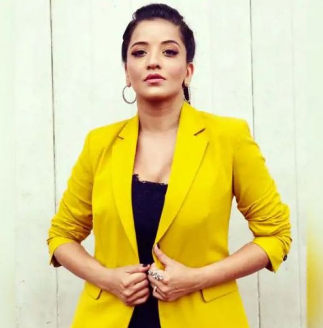 Monalisa seen in a yellow suit, see pictures