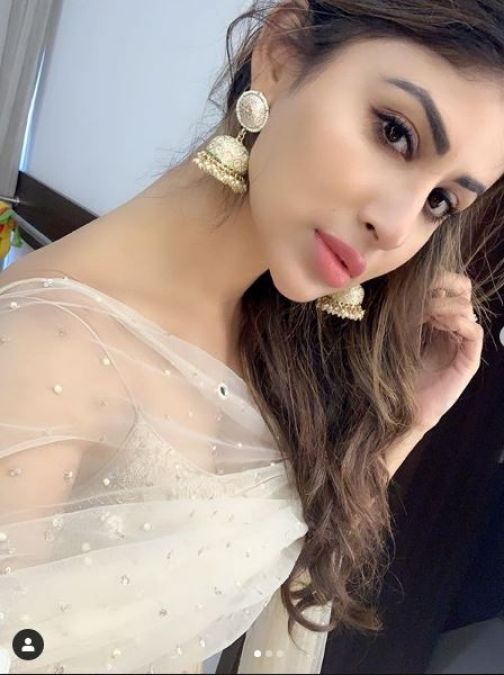 Mouni Roy shares a sexy photo; look here!