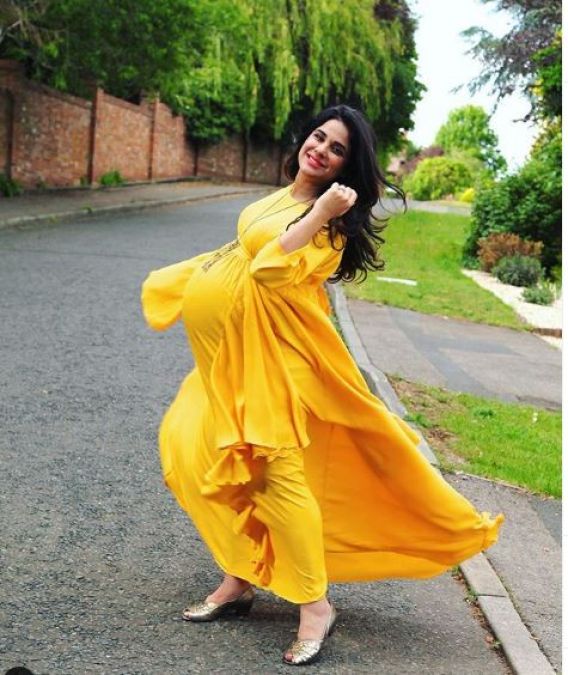 This Jamai Raja fame actress is going for many photoshoots amidst pregnancy!