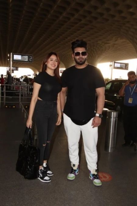 Mahira spotted at the airport with Paras Chhabra, the couple shared a tremendous bonding