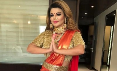 Auto drivers support Rakhi Sawant for song promotion? Drama queen teaches dance moves on street