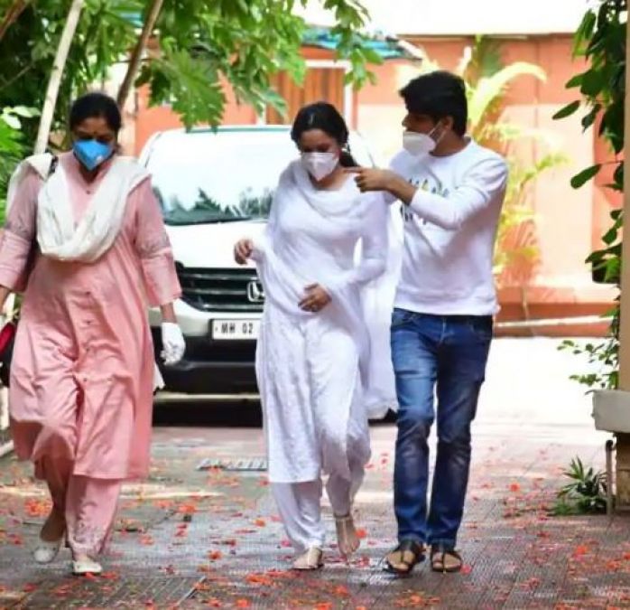 Ankita Lokhande reaches Sushant Singh Rajput's house