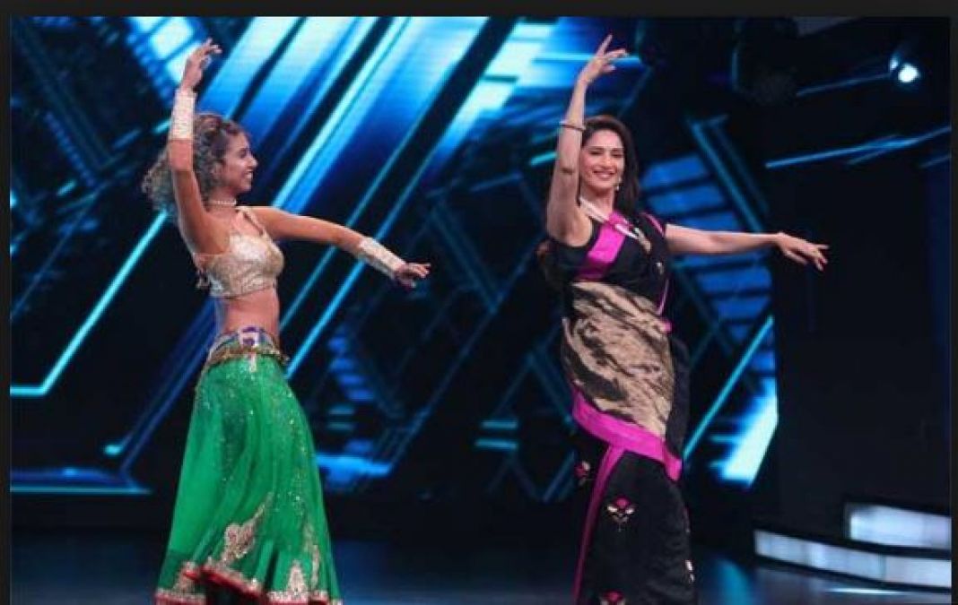 Madhuri Dixit performed Belly dance with contestants; fans get amazed!