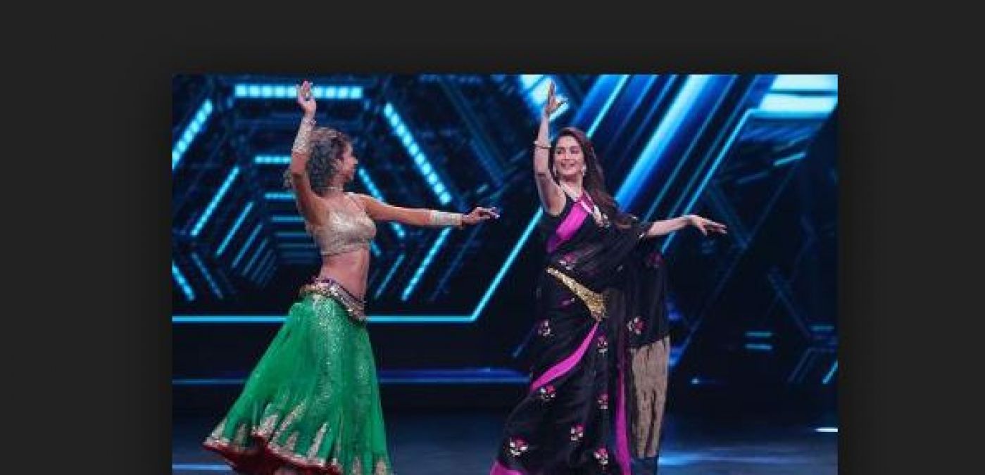 Madhuri Dixit performed Belly dance with contestants; fans get amazed!