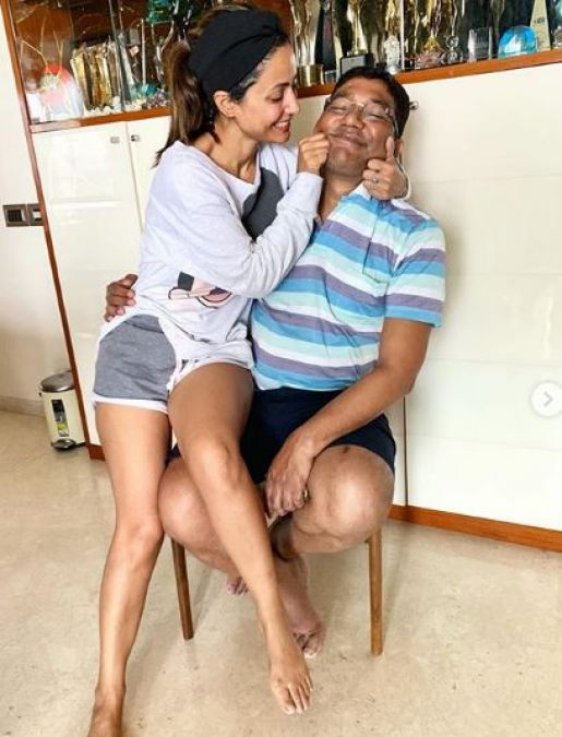 Hina Khan sat on Dad's lap while wearing shorts, trollers said, 