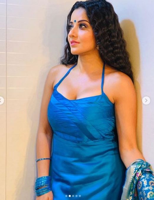 Monalisa flaunts her sexy figure in Salwar kameez