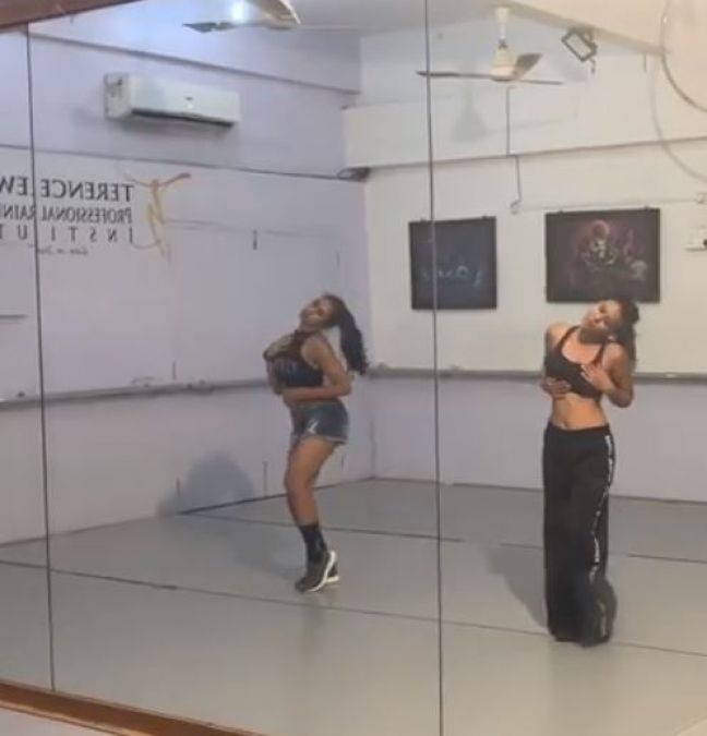 बिना मेकअप डांस करते हुए वायरल हुए निया शर्मा का वीडियो