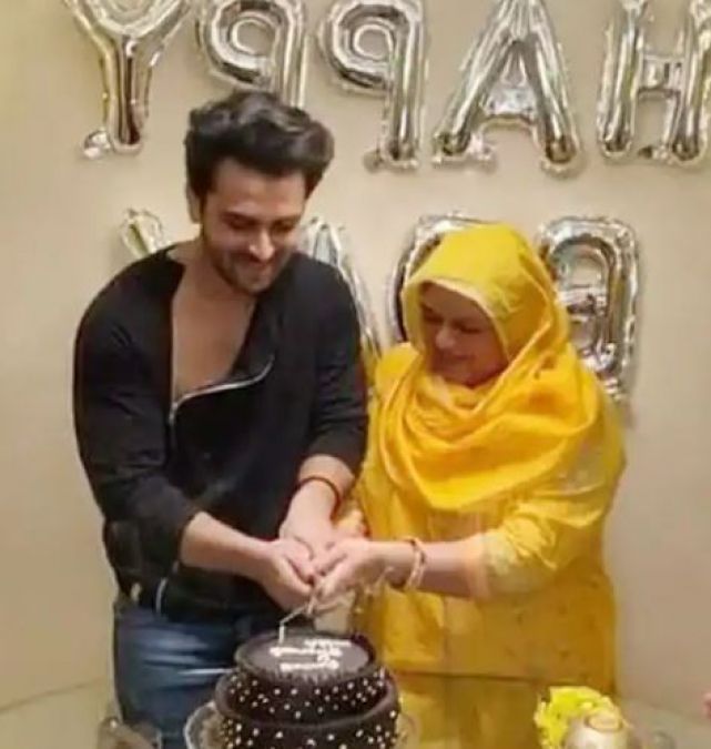 Deepika Kakkar bakes cake for husband Shoaib's birthday