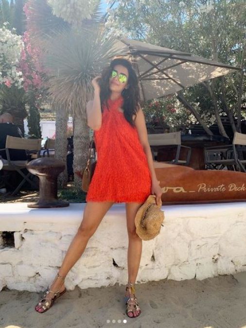 Karishma Tanna raises heat by flaunting her sexy figure in Greece