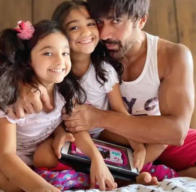 This TV actor takes care of children like a mother