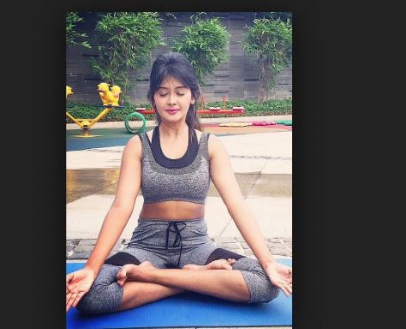 Watch photos of TV stars' yoga on International Yoga Day!