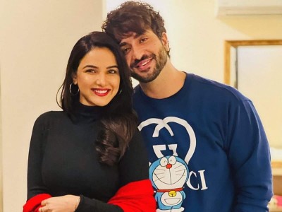 Jasmin Bhasin spotted at the airport with boyfriend, showed a stunning look