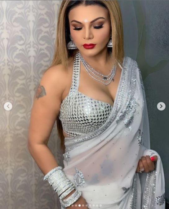 Rakhi Sawant flaunts her sexy figure in Saree