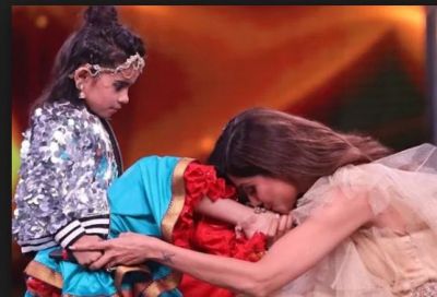 From Rekha to Shilpa Shetty touched this girl's feet, find out why?
