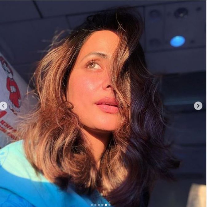 With glow on cheeks, Hina Khan looked very sexy