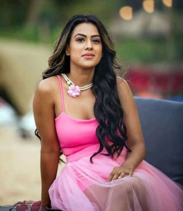 Nia Sharma appeared in a yellow sari on the sets of Naagin