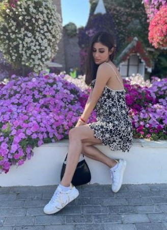 Mouni Roy's Killer look steals fans heart, take a look at the pictures