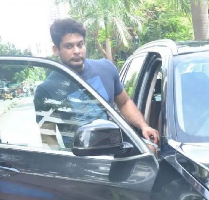 Siddharth Shukla gives such reaction after seeing Paparazzi