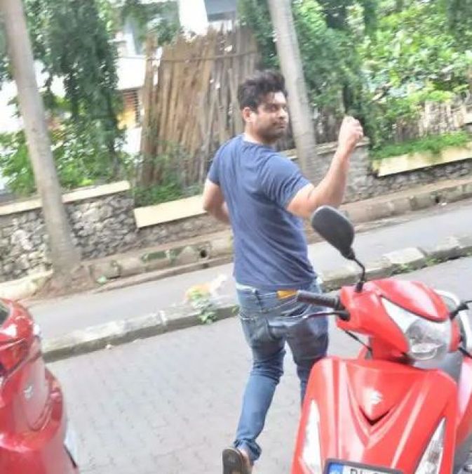 Siddharth Shukla gives such reaction after seeing Paparazzi