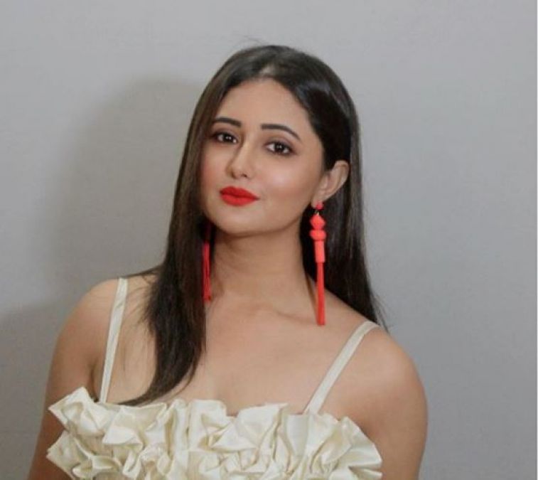 Rashmi Desai asks fans to support country over ban on Chinese app