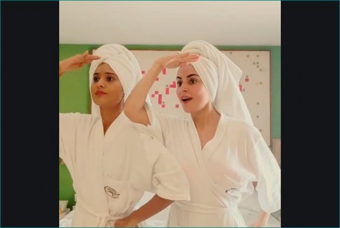These actresses dance to song 'Yaad Piya Ki Aane Lagi' wearing towel