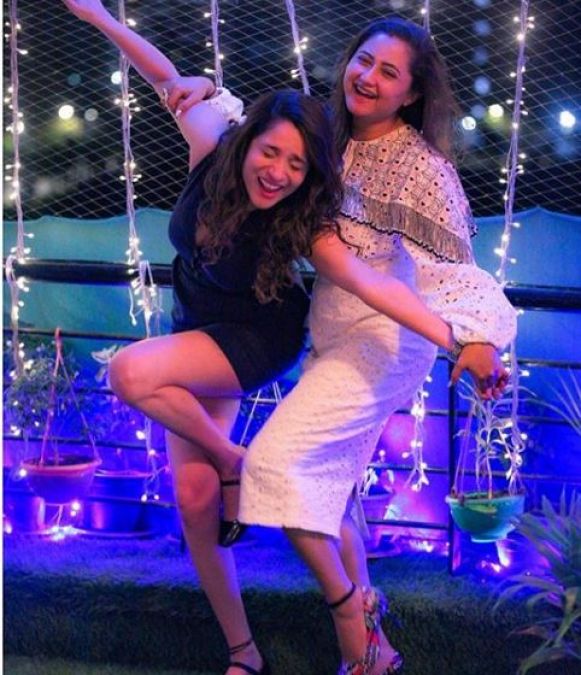 Rashmi Desai celebrates with her close friend overnight