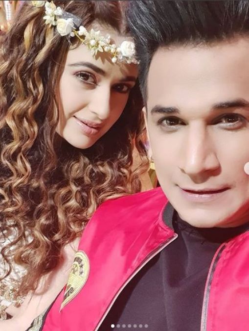 Prince Narula proposes to young lady, actress blushing