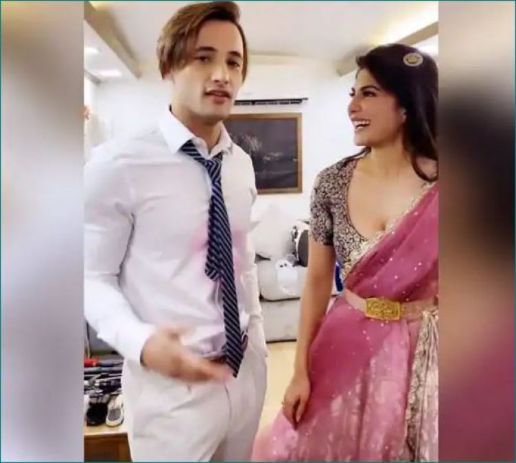 Asim is busy shooting the song with Jacqueline Fernandes