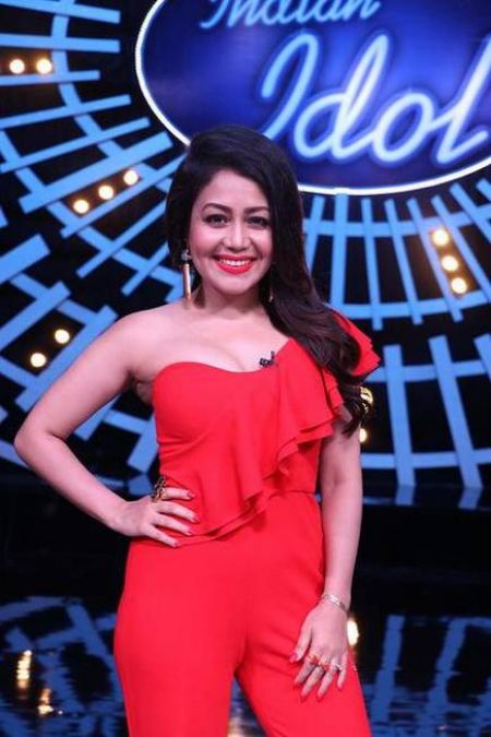 Neha Kakkar gets emotional with this performance of Indian Idol contestant