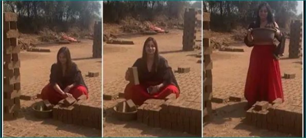 Arshi Khan was seen picking bricks, the video is going viral