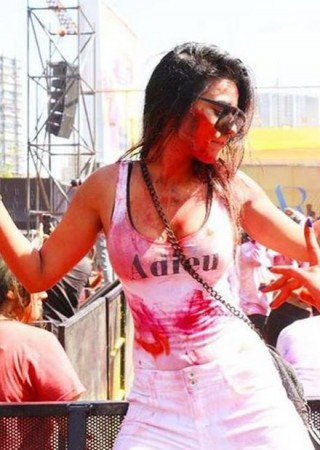 Naagin actress lip-lock with friend at Holi party