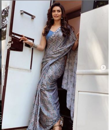 नागिन 3 के सेट से साड़ी में करिश्मा तन्ना ने शेयर की अपनी ख़ास तस्वीरें