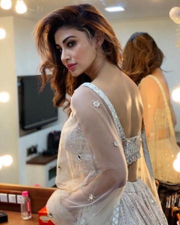 Mouni Roy shares chill-in bedroom pictures, fans go crazy